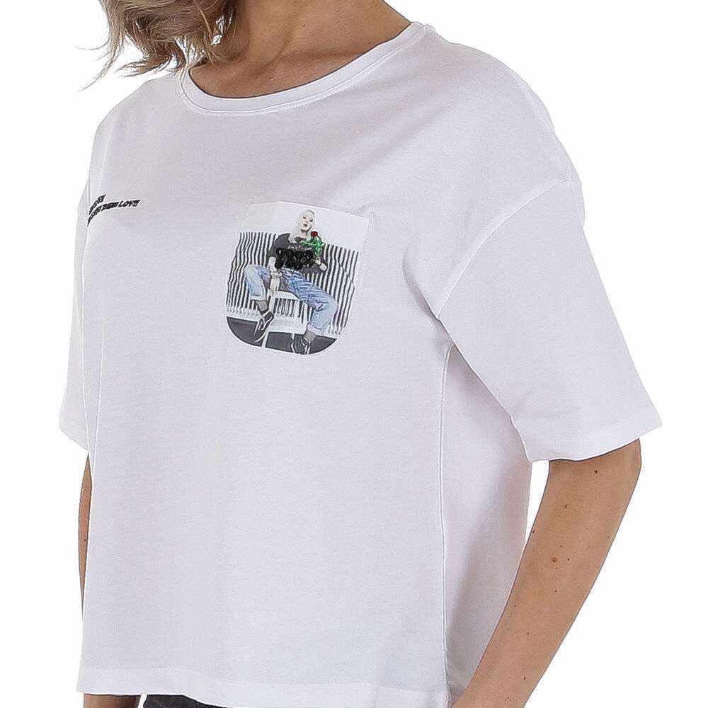 T-shirtT-Shirt Glo StoryGlo StoryT-Shirt Glo Story vjen me një model vërtet të veçant. Një ngjyrëshe (e bardhë) dhe me xhep te vogel ne kraharor. Stampim mbi xhep. Komod falë materialit me cilësi te