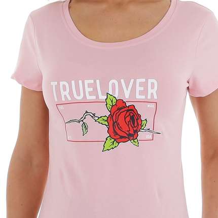 T-shirtT-Shirt Glo StoryGlo StoryT-Shirt Glo Story vjen me një model vërtet të veçant. Një ngjyrëshe (rozë) dhe me shkrim "True Love" te stampuar. Komod falë materialit me cilësi te lartë.