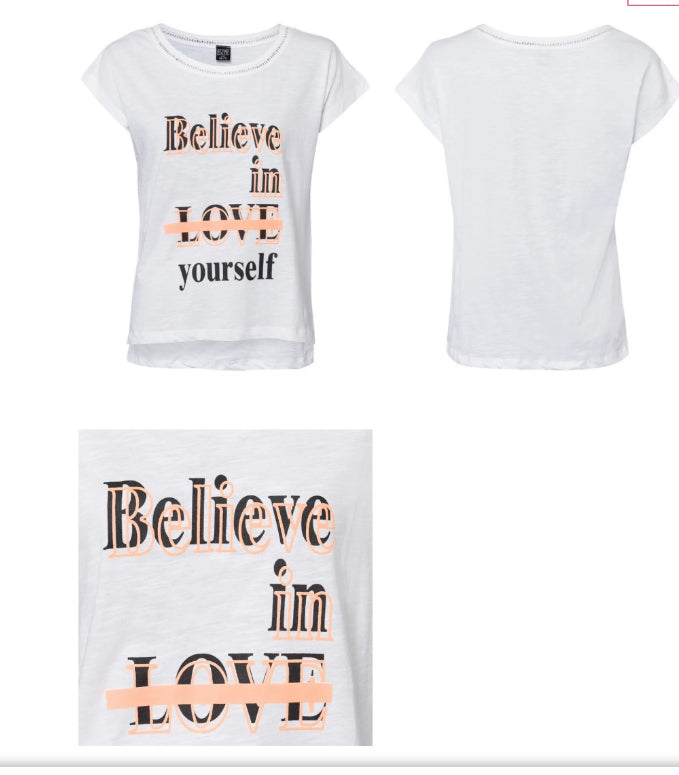 T-shirtT-Shirt SinsaySinsayT-Shirt Sinsay vjen me një model vërtet të veçant. Jakë me broden me printim "Belive in Love yourself ". Komod falë materialit me cilësi te lartë.