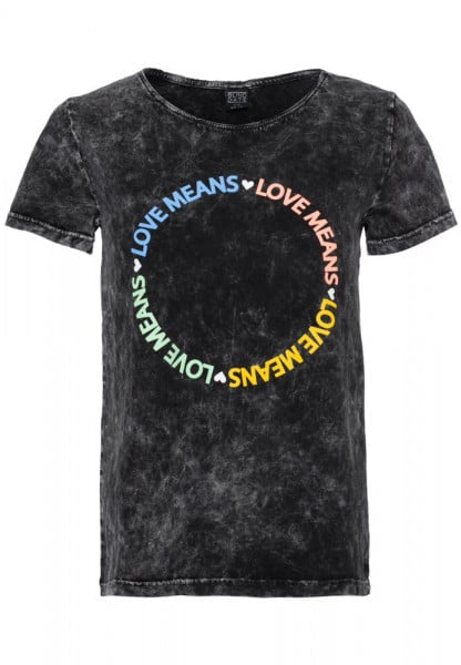 T-shirtT-Shirt Mister LadyMister LadyT-Shirt Mister Lady vjen me një model vërtet të veçant. Gri e errët e vjeteruar dhe shkrim LOVE MEANS. Komod falë materialit me cilësi te lartë.