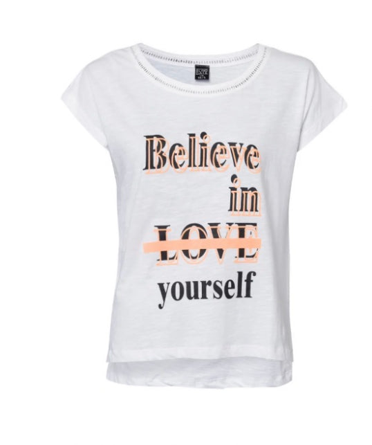 T-shirtT-Shirt SinsaySinsayT-Shirt Sinsay vjen me një model vërtet të veçant. Jakë me broden me printim "Belive in Love yourself ". Komod falë materialit me cilësi te lartë.