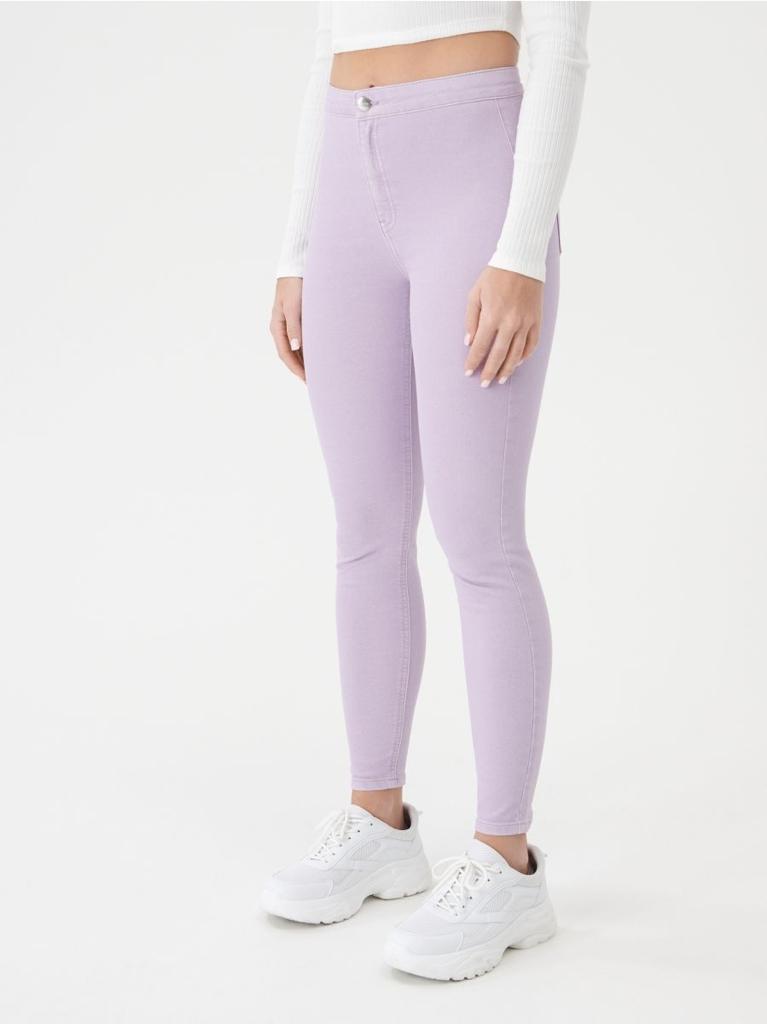 JeggingsJeggings Sinsay #SinsayJeggings Sinsay vijnë me një model vërtet të veçant. Me bel të gjatë dhe gjatësi deri te kavilet. Me dy xhepa në pjesën e pasme. Komod falë materialit me cilësi te l